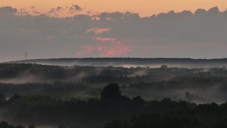 Windmühlenturbine,-Die-Während-Der-Malerischen-Luftaufnahme-Des-Sonnenuntergangs-Grüne-Erneuerbare-Energie-Auf-Der-Hügellandschaft-Produziert