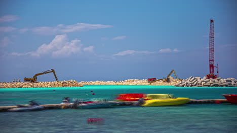 lapso de tiempo de los barcos anclados delante de la excavadora que trabaja en la distancia