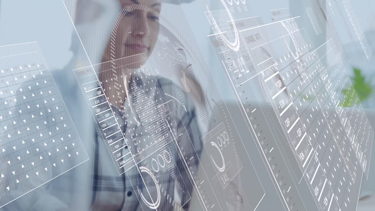 animación del procesamiento de datos financieros sobre una mujer de negocios caucásica que usa una computadora portátil en la oficina