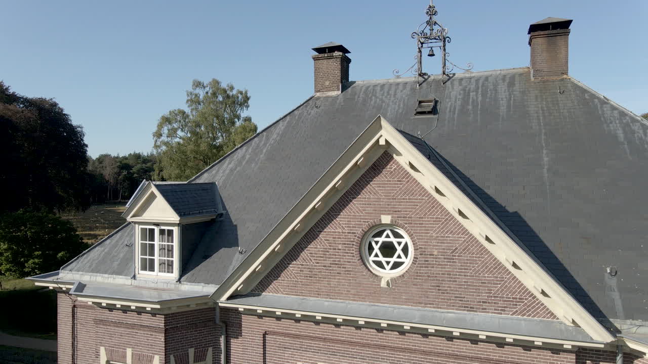 화창한 날 아름다운 맨션의 가까운 지브