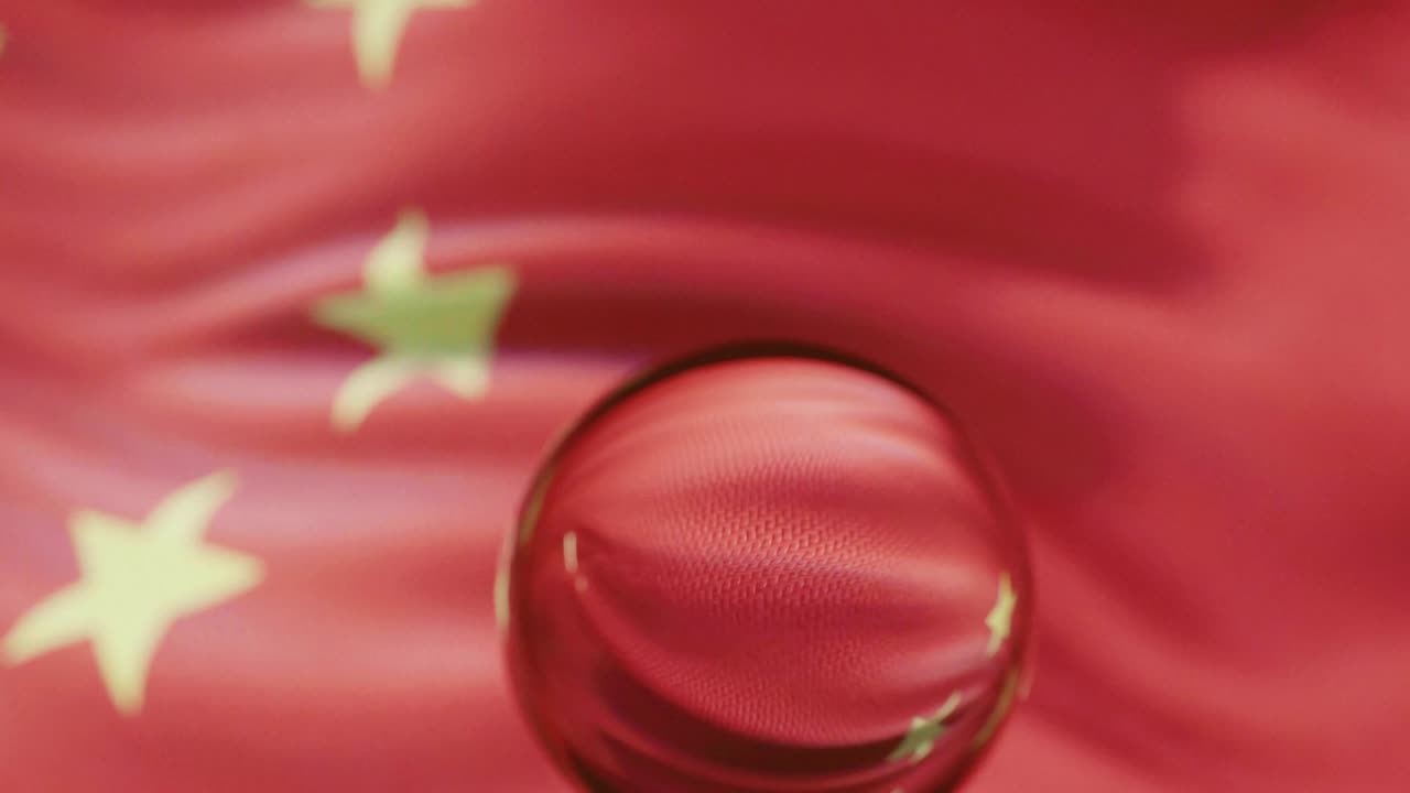 la bandera x está ondeando contra el cielo azul en 4k.