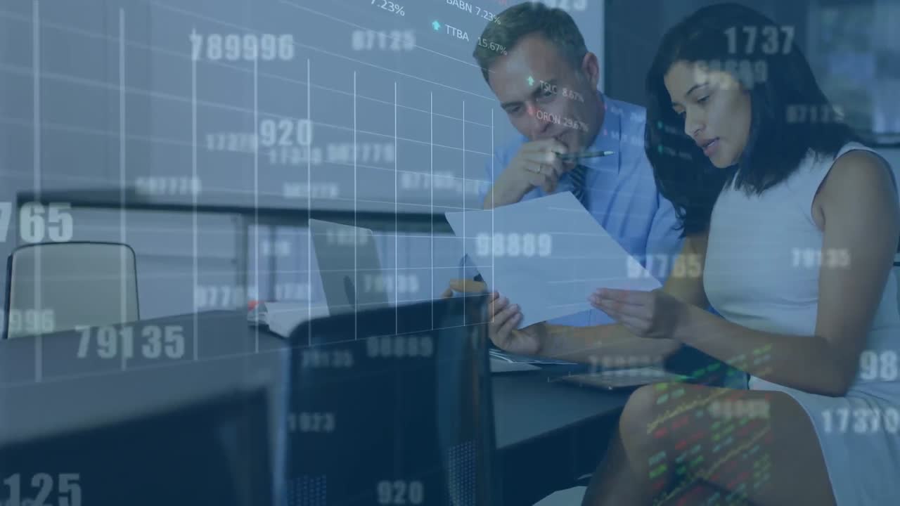 animazione di numeri mutevoli su diversi uomini e donne d'affari che discutono di documenti