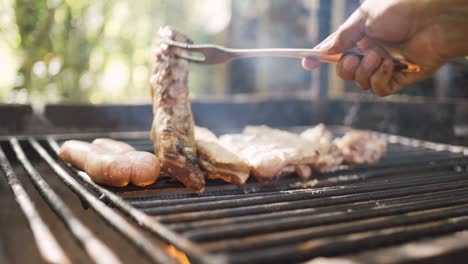 Persona-Anónima-Preparando-Trozos-De-Carne-Cruda-Encima-Del-Fuego