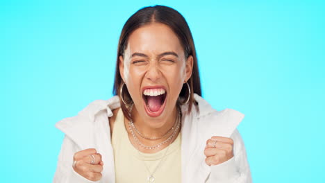 mujer, cara y grito emocionado en fondo azul