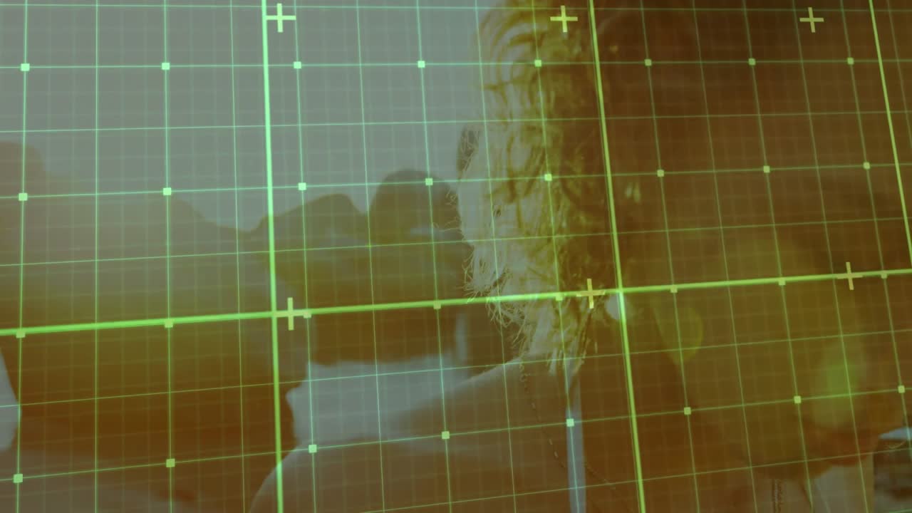 Griglia verde che attraversa la scena scansionando una donna che indossa un top bikini bianco, mostrando una demo tecnologica della costa.