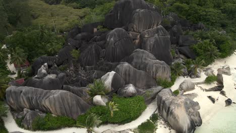 anse source d'argent playa en la isla de la digue en las seychelles filmada desde arriba