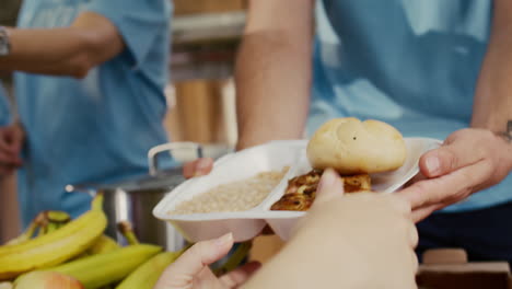 acto de bondad: servir comida a los necesitados