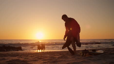 Hombre-Vestido-Con-Traje-De-Neopreno-En-La-Playa-4k