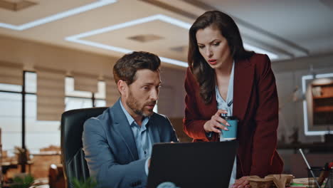 asistente de oficina ejecutivo hablando en la mesa de la computadora portátil. mujer bebiendo café