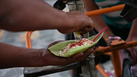 squeezing-lemon-to-Mexican-organic-corn