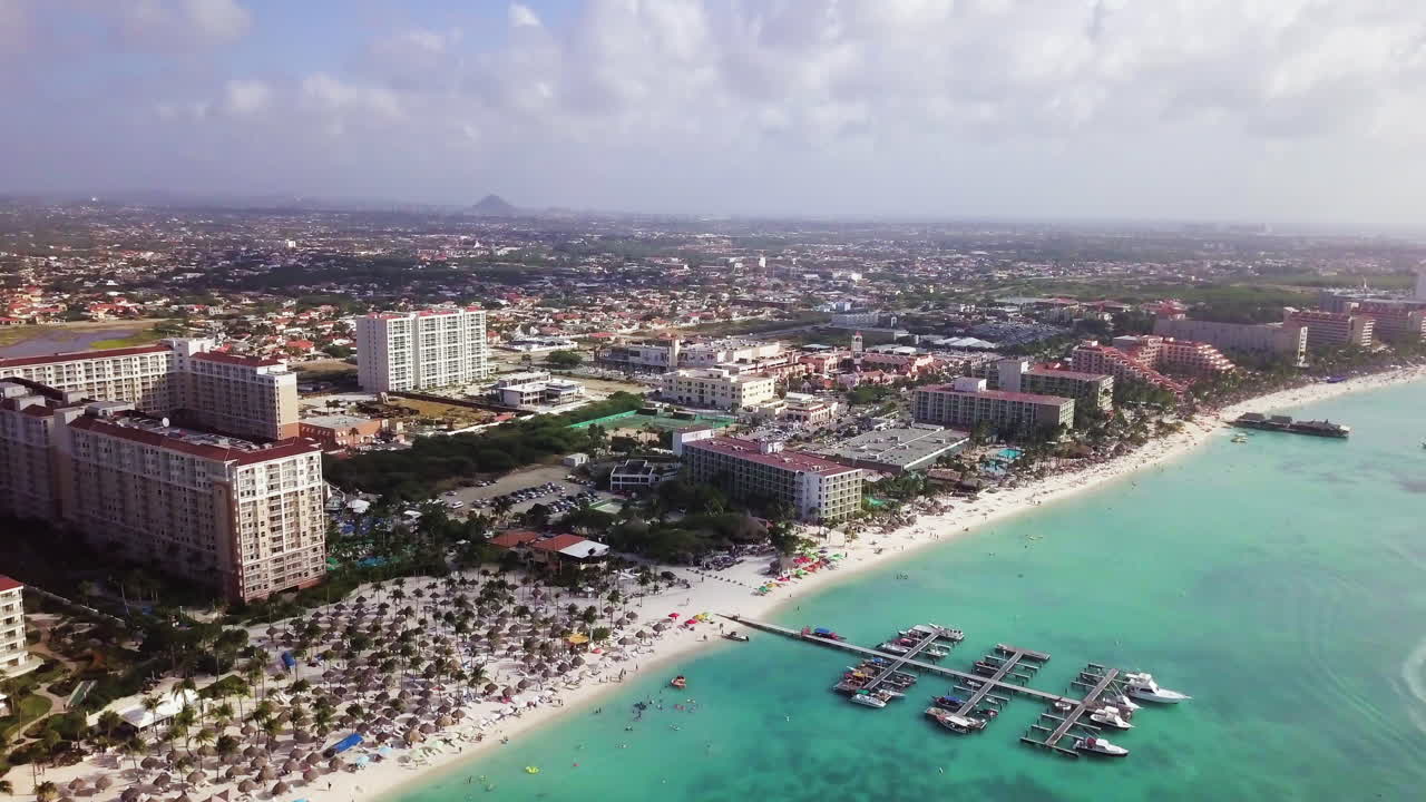 toma aérea de palm beach, aruba y barcos en el mar caribe.
