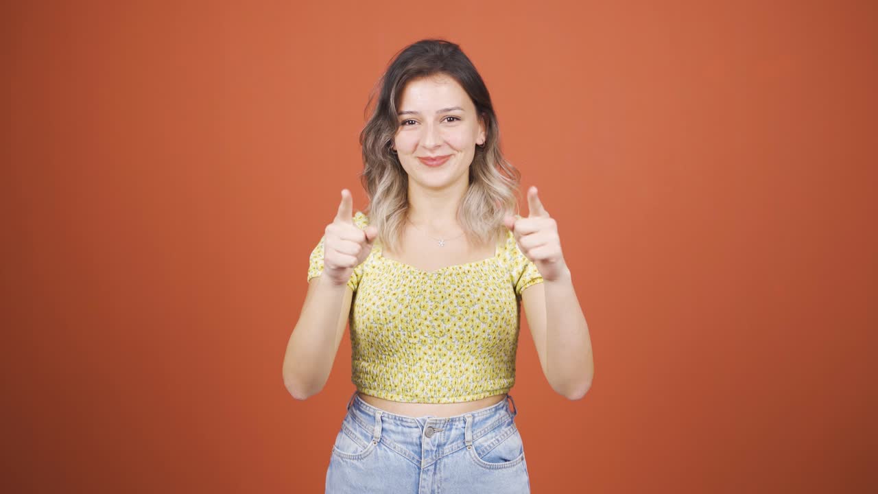 젊은 여성이 카메라 앞에서 동기부여 연설을 하고 있습니다.