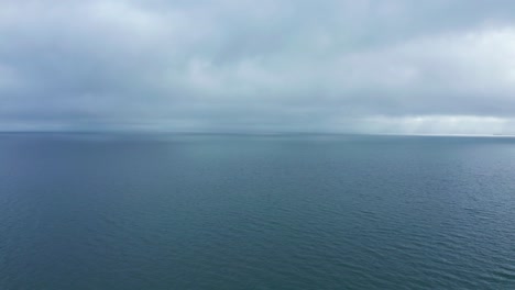 Escenas-De-La-Bahía-Y-El-Cielo-En-Un-Día-Nublado