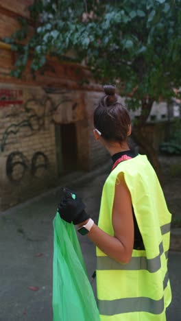 mujer limpiando una calle de la ciudad