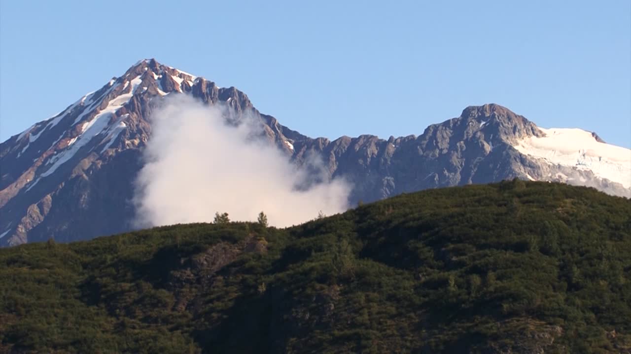 여름에 알래스카의 아름다운 산들