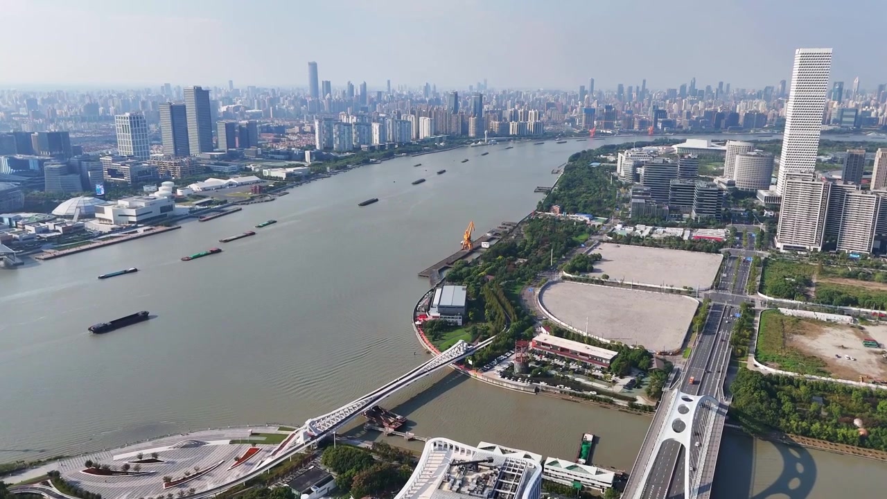 Panorama aereo del lungofiume di Shanghai, Cina, sul fiume Huangpu. Navi navigano nel centro città.