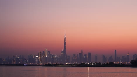o horizonte de dubai ao nascer e pôr do sol