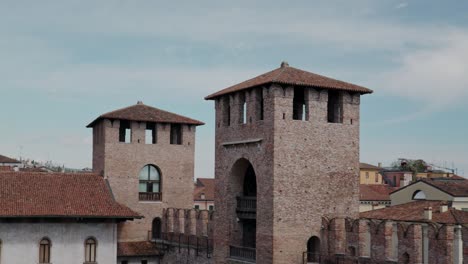 Torres-De-Ladrillo-Del-Museo-Castelvecchio-En-Verona,-Norte-De-Italia