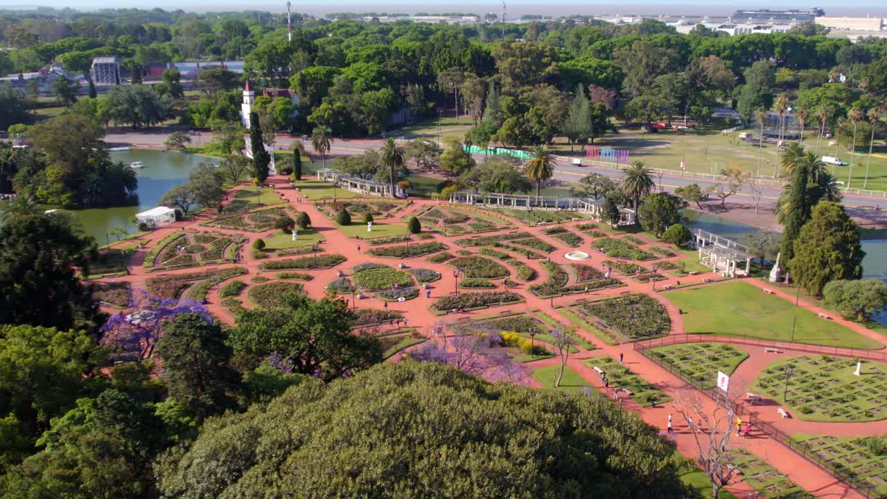 아르헨티나 부에노스 아이레스의 봄철 나무 사이에 숨겨진 팔레르모 장미 정원의 조감도 돌리