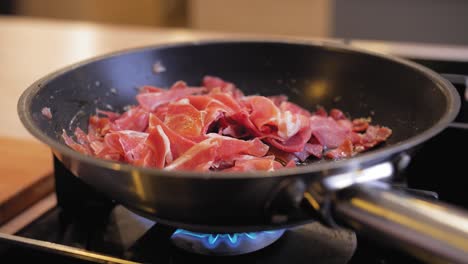 jamón frito en una sartén