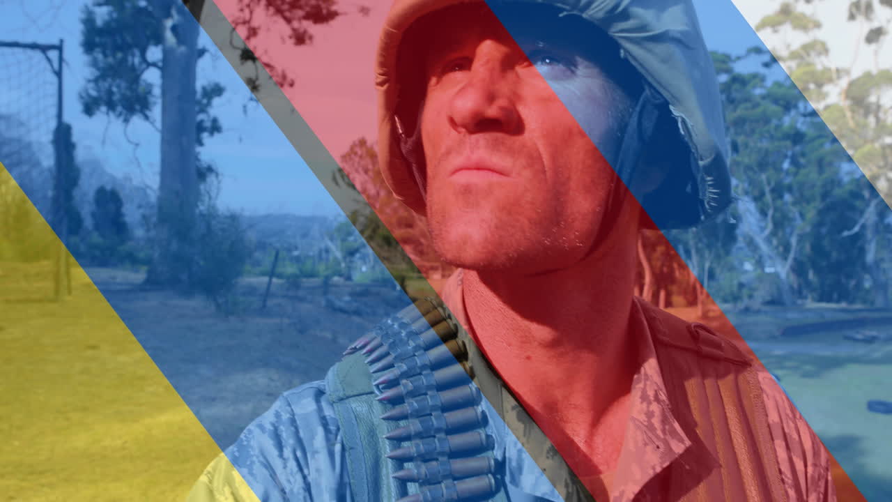 animación de la bandera de ucrania y rusia sobre el soldado caucásico con arma