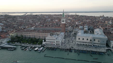 Luftdrohnenaufnahme-Des-Markusplatzes-In-Venedig,-Italien,-Europa-Bei-Sonnenuntergang-Mit-Lebendigen-Sonnenuntergangsfarben-Und-Wunderschöner-Architektur