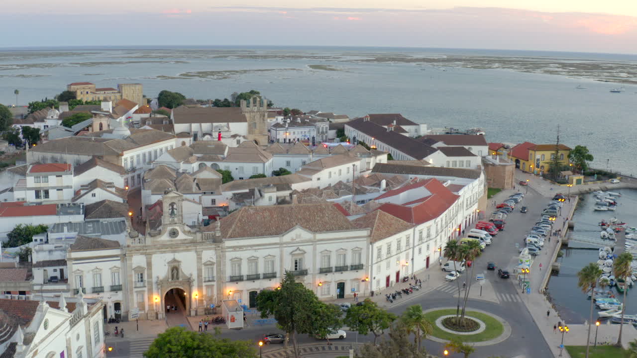 Pohled dronem na historické centrum Fara, Algarve, za zlaté hodiny