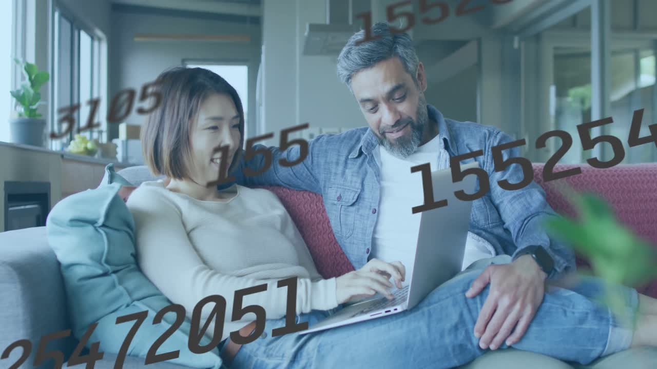 animación del procesamiento de datos en una pareja diversa utilizando una computadora portátil