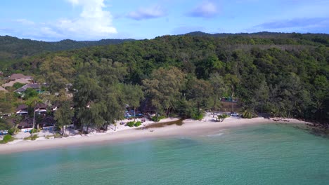 Child-friendly-bathing-bay-with-turquoise-water