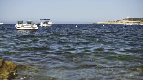 2-Weiße-Boote,-Die-In-Der-Ferne-Eines-Großen-Flusses-Schwimmen