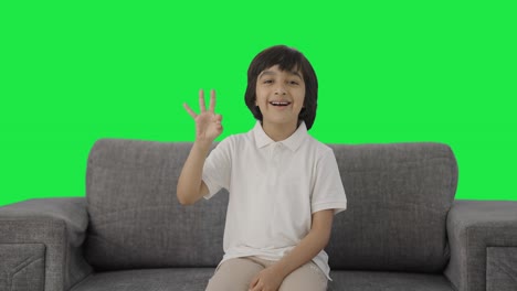 Niño-Indio-Feliz-Mostrando-La-Pantalla-Verde-Del-Signo-OK