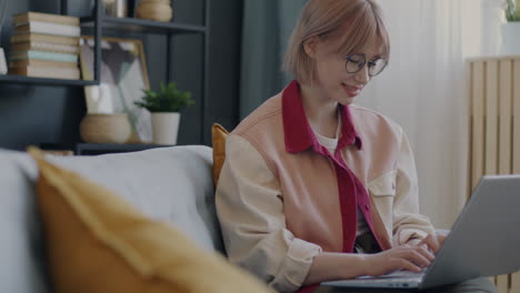mujer trabajando en una computadora portátil en casa