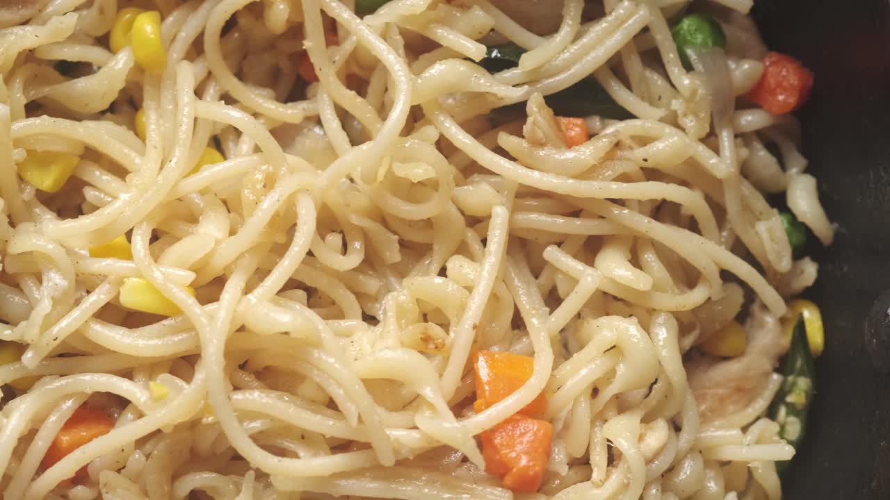 채소와 함께 긴 누들