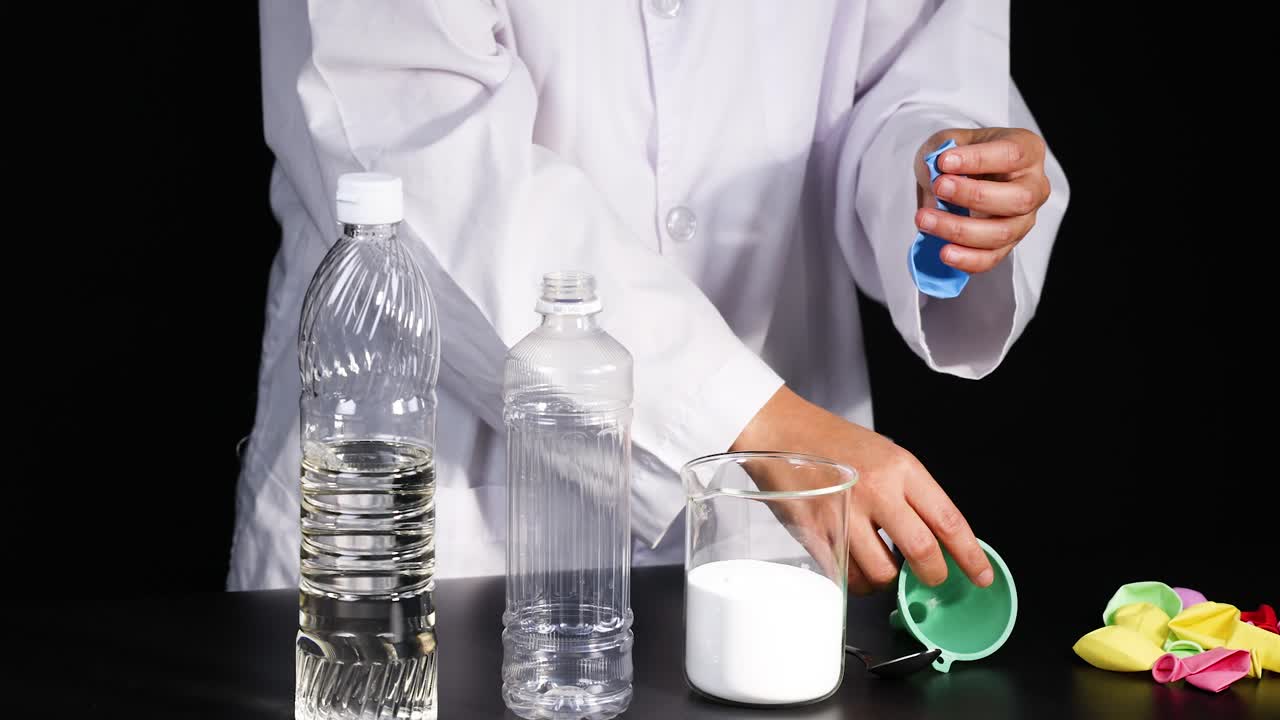 научный эксперимент с пищевой содой, уксусом и воздушными шарами