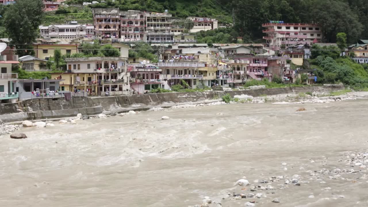 himalaya río montañoso ganges que fluye a través de los pueblos del himalaya - ciudades en uttarakhand, india