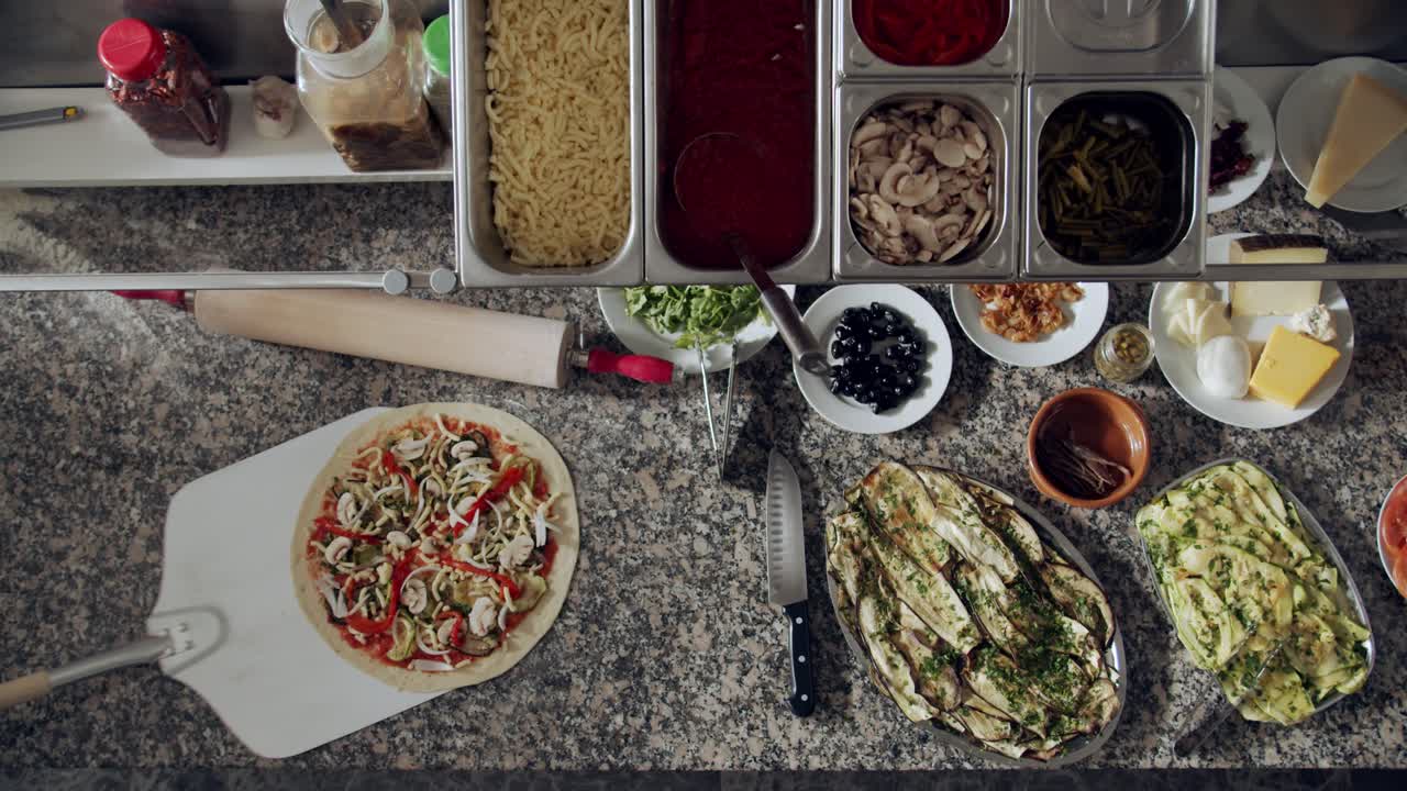 pizza cruda en la pala antes de hornear