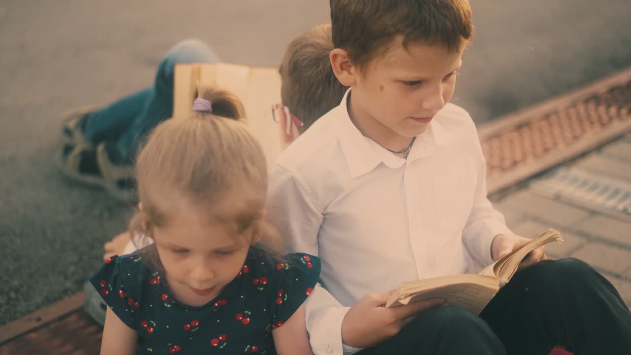 молодая леди в платье с вишнёвыми изображениями говорит с братьями