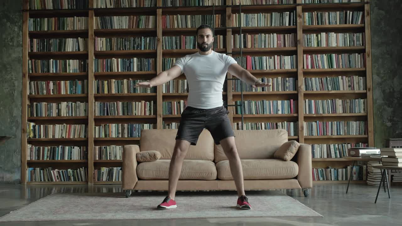 un joven jugando a los deportes en la biblioteca.