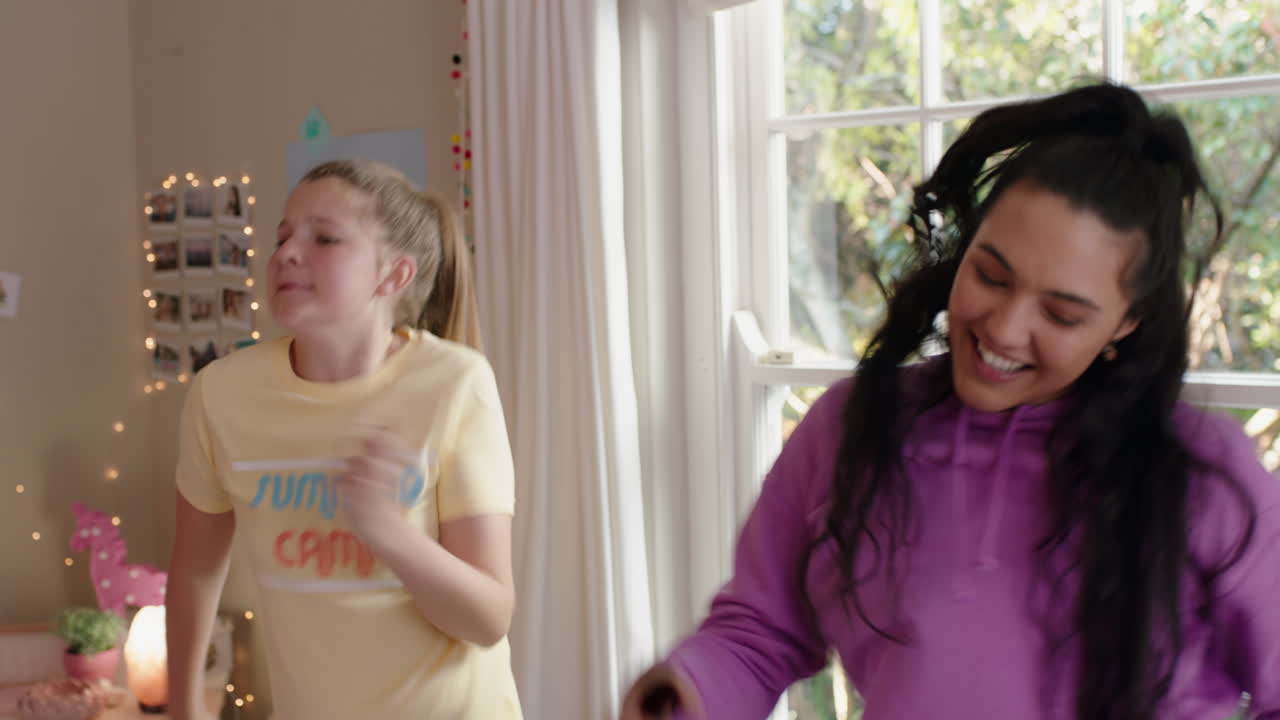 행복한 십대 소녀들이 침실에서 춤을 추고 가장 친한 친구들이 재미를 즐기고 미친 춤을 즐기고 휴가 주말을 축하하고 집에서 파자마를 입고