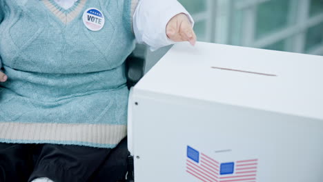 mano, voto o boleta y una mujer con discapacidad