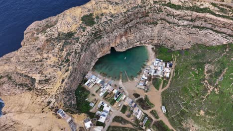 Imágenes-Aéreas-Panorámicas-De-Drones-Del-Mar-Interior-En-La-Bahía-De-Dwejra,-Cueva-Submarina-En-La-Isla-Maltesa-De-Gozo,-Malta