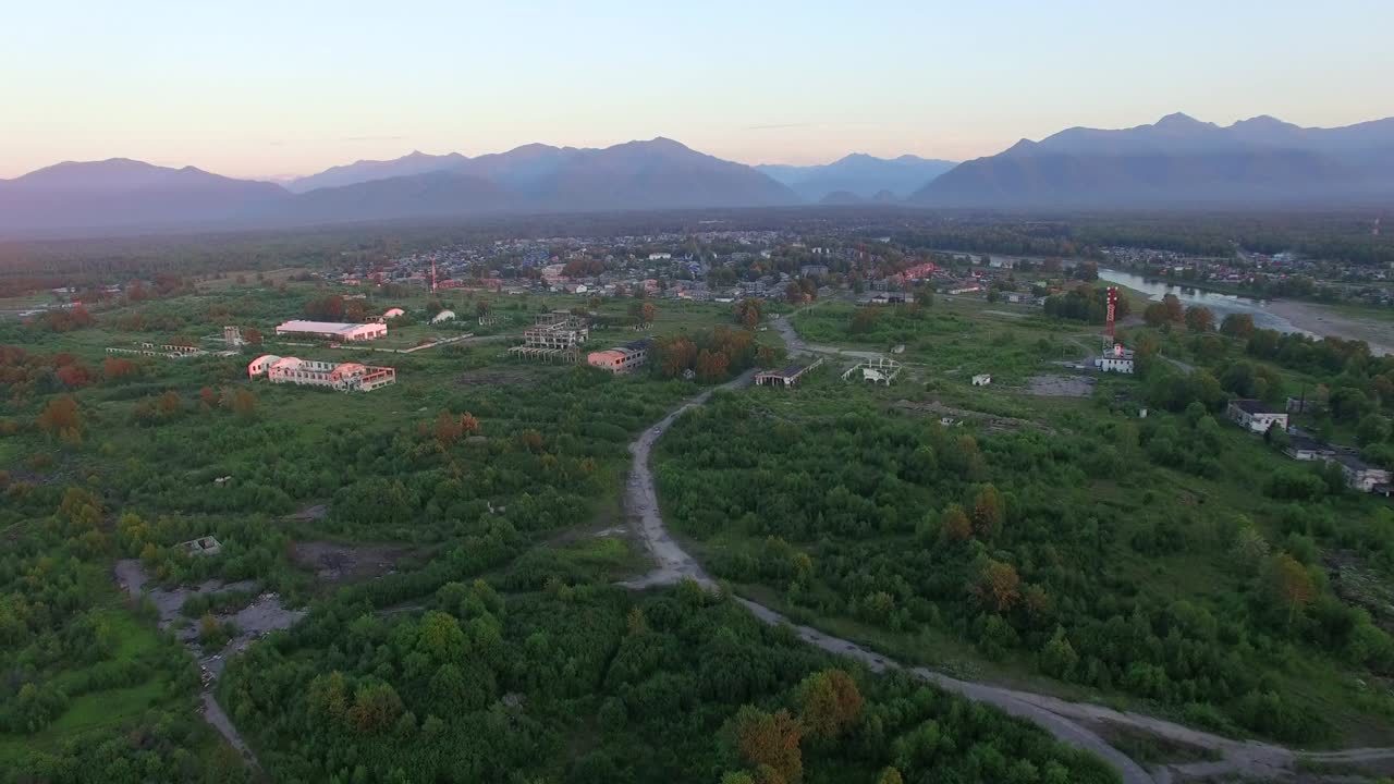 воздушная фотография. поселение на берегу озера байкал. vydrino