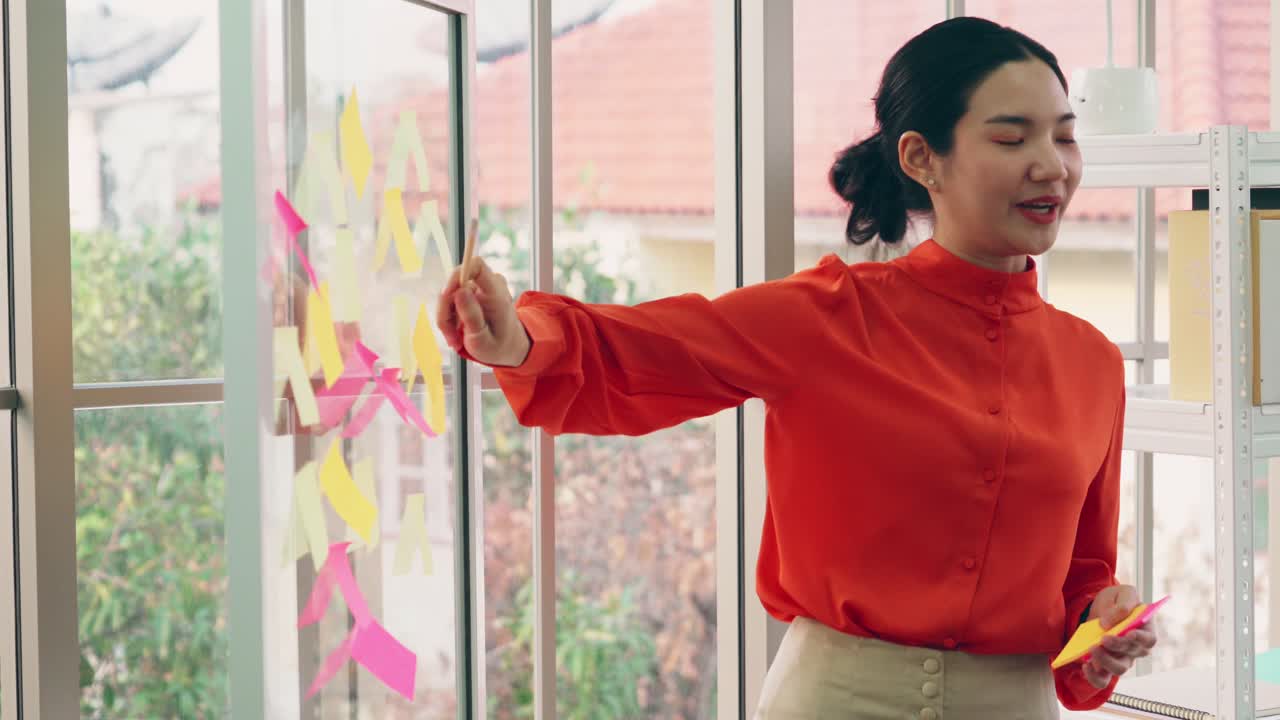 los empresarios trabajan en la junta de planificación de proyectos