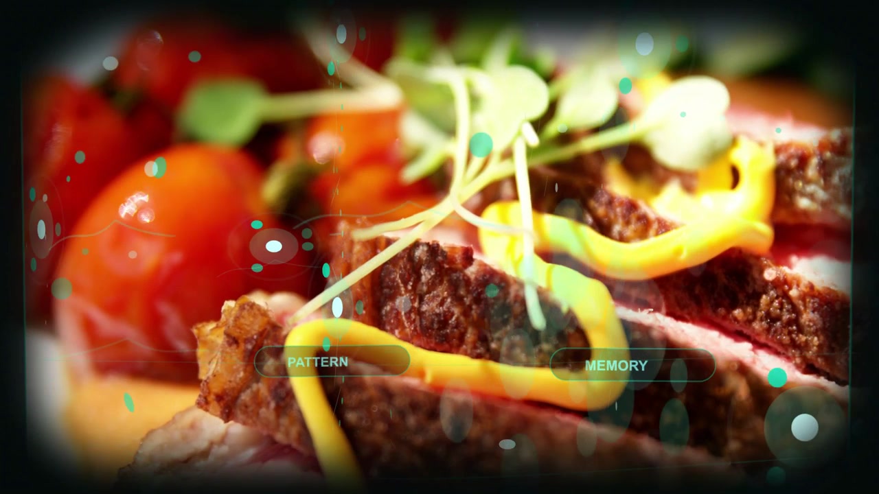 Cámara moviéndose sobre carne sellada, HUD flotando y marcando etiquetas de MEMORIA DE PATRONES de salsa para uso culinario