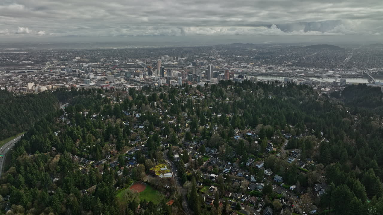 portland oregon antena v124 drone sobrevuelo suroeste colinas barrios residenciales rodeados de densos árboles de hoja perenne con vistas a las vistas del paisaje urbano del centro - filmado con cine mavic 3 - agosto de 2022