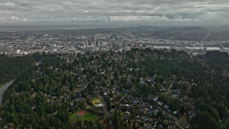Portland-Oregon-Antena-V124-Drone-Sobrevuelo-Suroeste-Colinas-Barrios-Residenciales-Rodeados-De-Densos-árboles-De-Hoja-Perenne-Con-Vistas-A-Las-Vistas-Del-Paisaje-Urbano-Del-Centro---Filmado-Con-Cine-Mavic-3---Agosto-De-2022