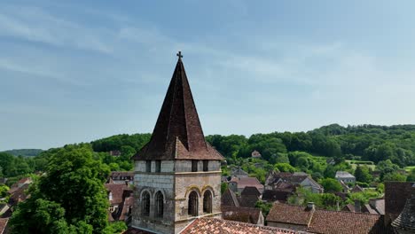 pequeño pueblo medieval situado junto a un río que fluye a través de un frondoso bosque en el corazón de francia