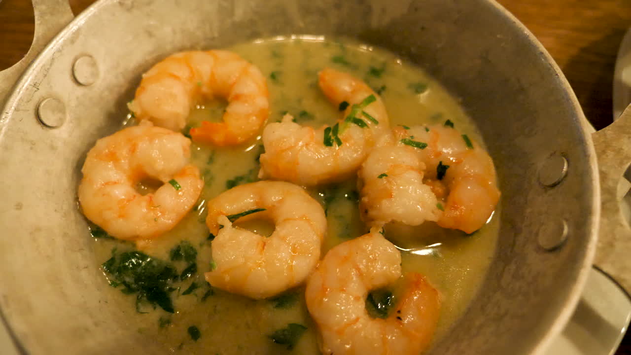 Zoom in close up on shrimps in butter