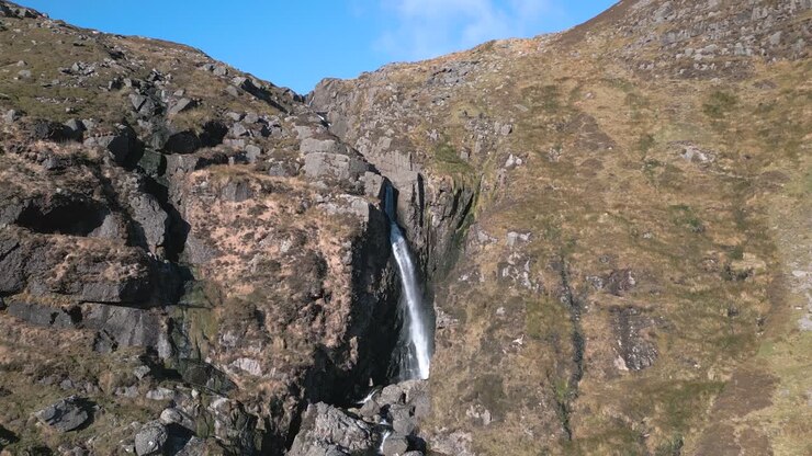 Cascate di Mahon - Contea di Waterford - Irlanda - Filmato cinematografico 4K con drone