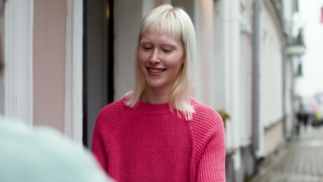 젊은 부부가 얘기하고 있습니다.